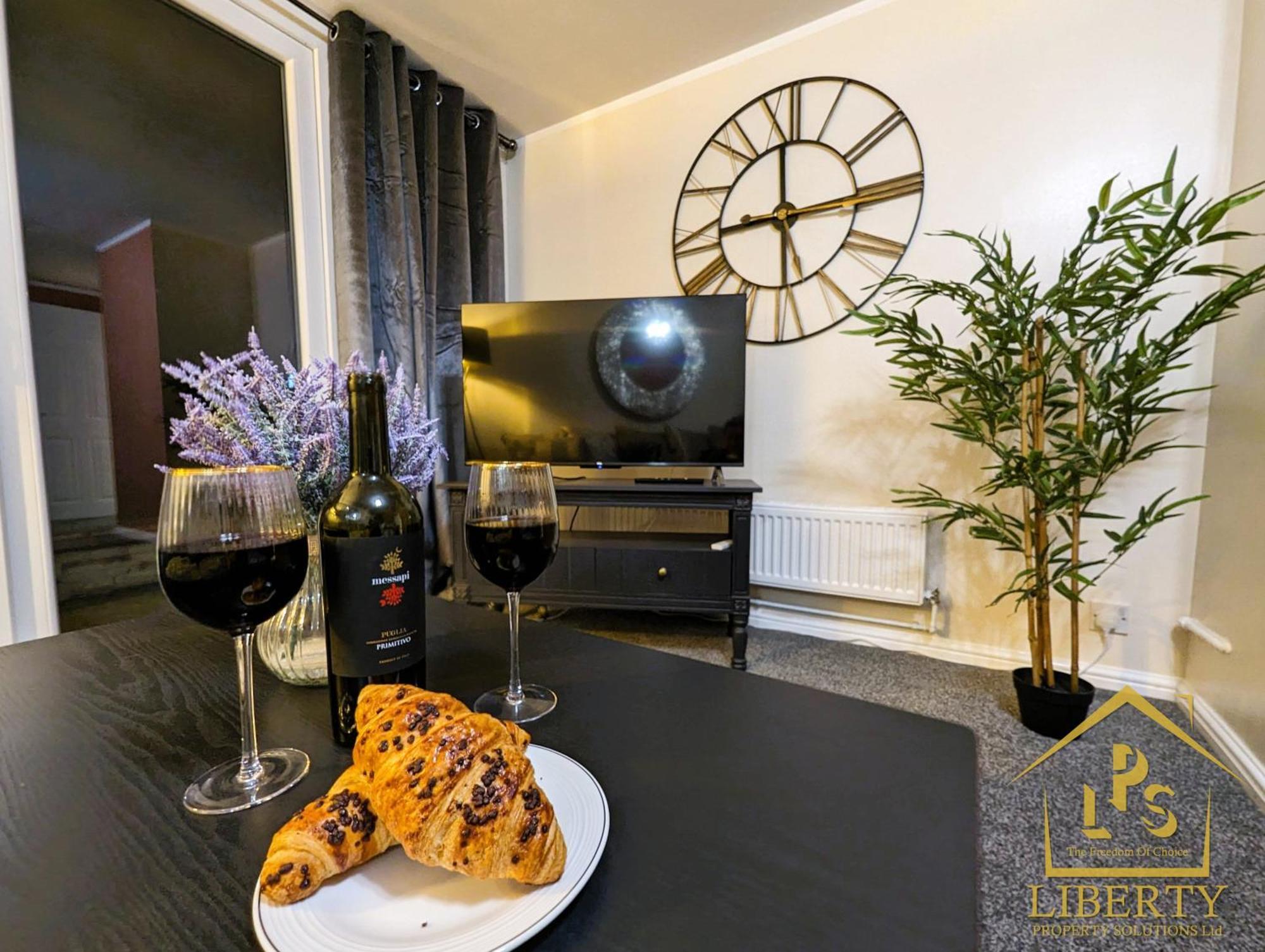 6 Guests * 4 Bedroom * Free Wi-Fi *Хантингдон Экстерьер фото